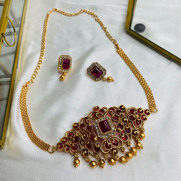 Jewelry - Gleaming Verdant Charm Golden Necklace with Pink Pearl from New York